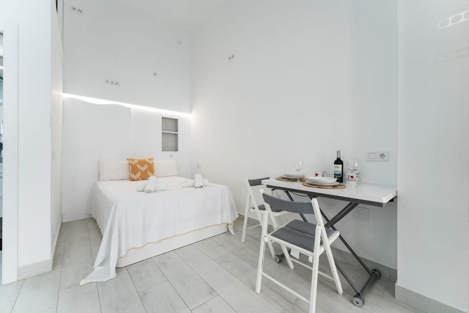 Bed, Photo of the whole room, Dining area, Bedroom