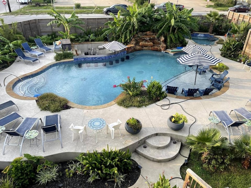 Swimming pool