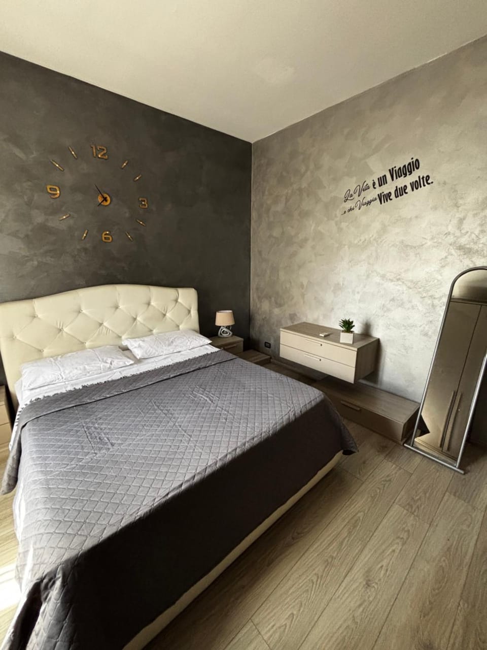 Photo of the whole room, Bedroom