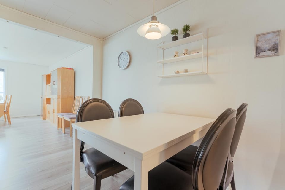 Kitchen or kitchenette, Seating area, Dining area