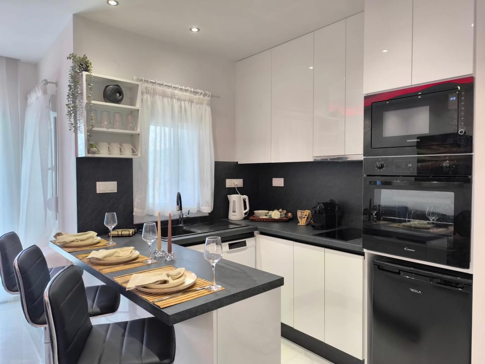Kitchen or kitchenette, Dining area, Food, toaster