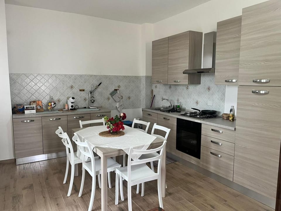 Kitchen or kitchenette, Dining area, oven