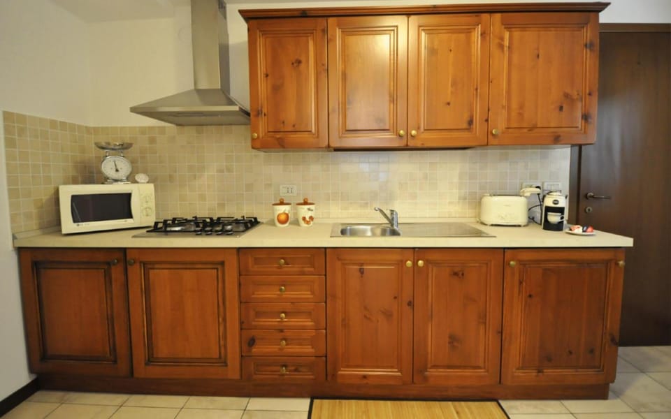 Coffee/tea facilities, Kitchen or kitchenette, stove, toaster