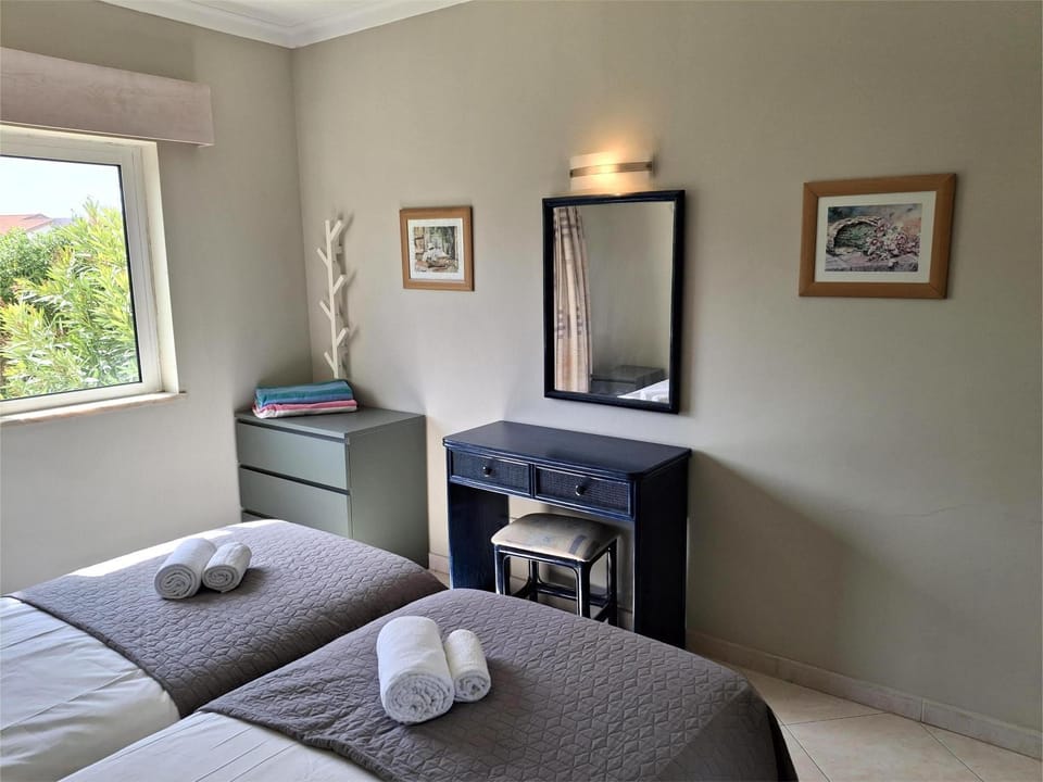 Bed, Photo of the whole room, towels