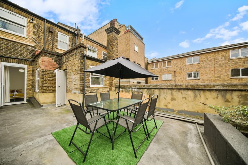 Property building, Patio, Day, Balcony/Terrace, Dining area