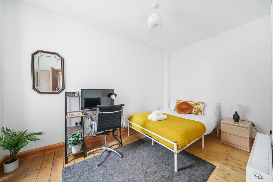 Bed, Seating area, Evening entertainment, Bedroom