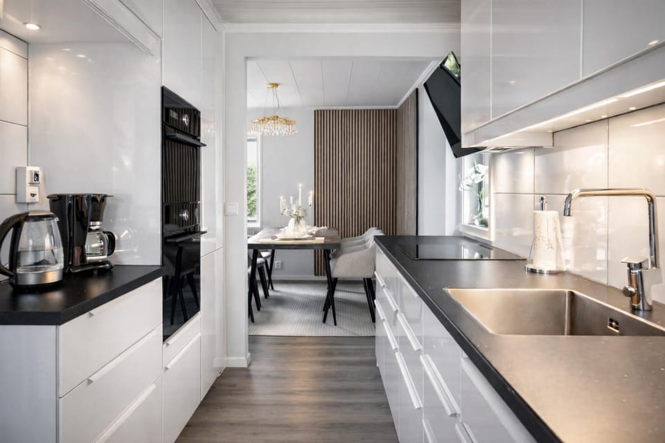 Coffee/tea facilities, Kitchen or kitchenette, Dining area, dishwasher, oven, stove