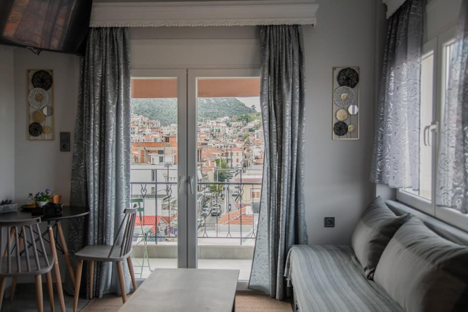 View (from property/room), Balcony/Terrace, Living room, Seating area, Dining area, City view