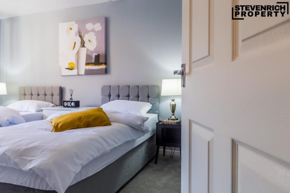 Bed, Decorative detail, Bedroom