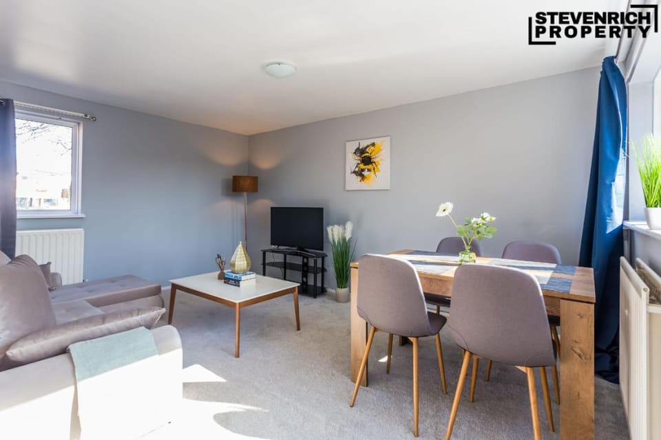 TV and multimedia, Living room, Seating area, Dining area