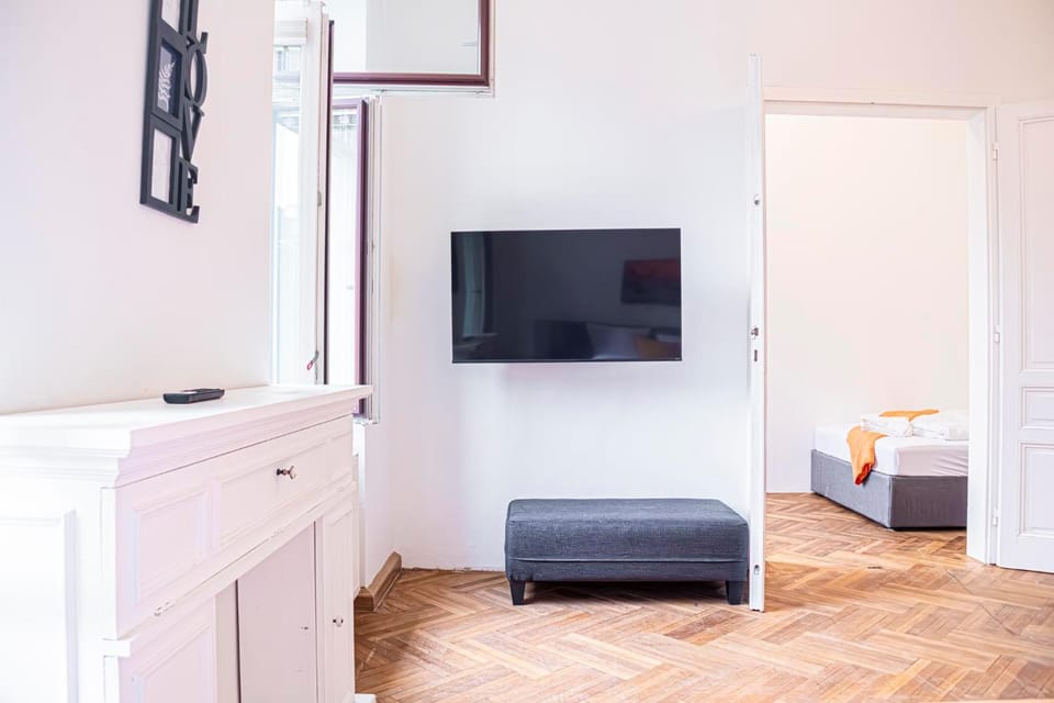 Bed, TV and multimedia, Seating area, Bedroom
