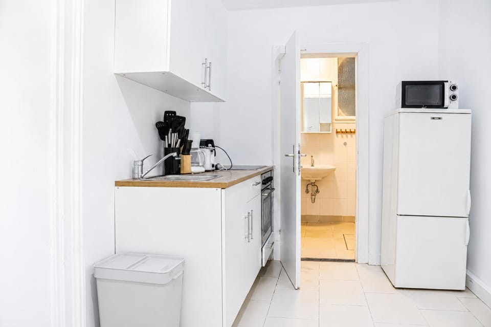 Kitchen or kitchenette, oven, stove