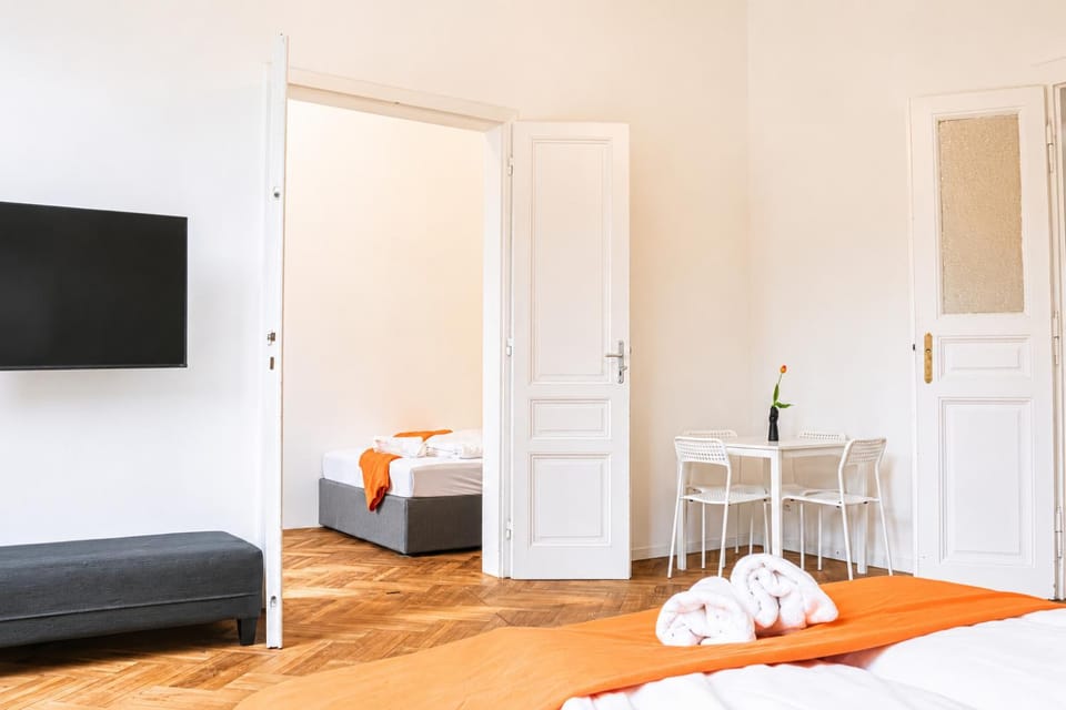 Bed, TV and multimedia, Bedroom, towels