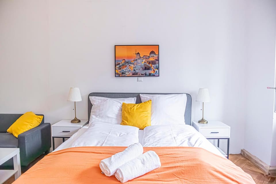 Bed, Bedroom, towels