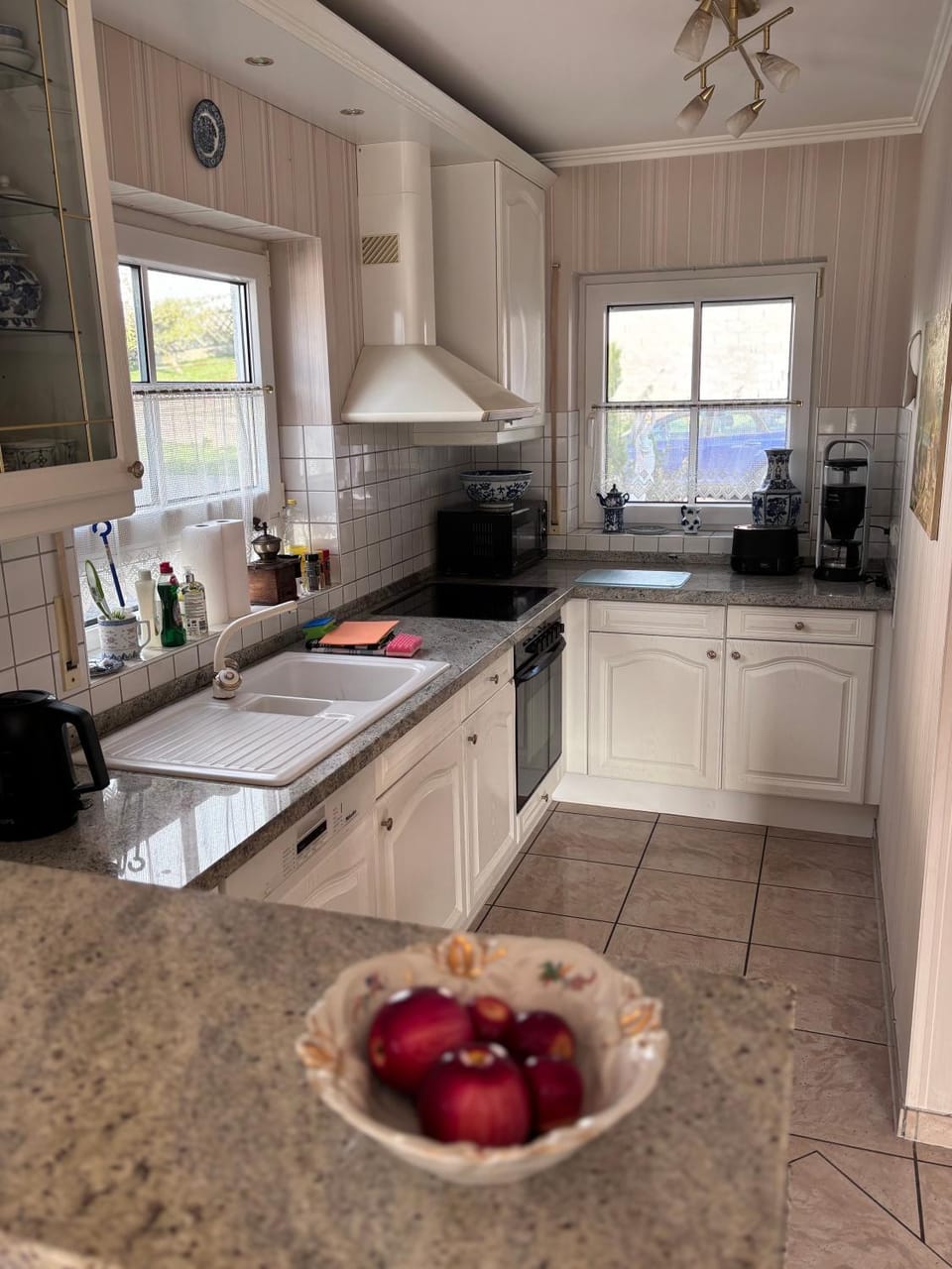 Coffee/tea facilities, Kitchen or kitchenette, Food, dishwasher, stove, toaster