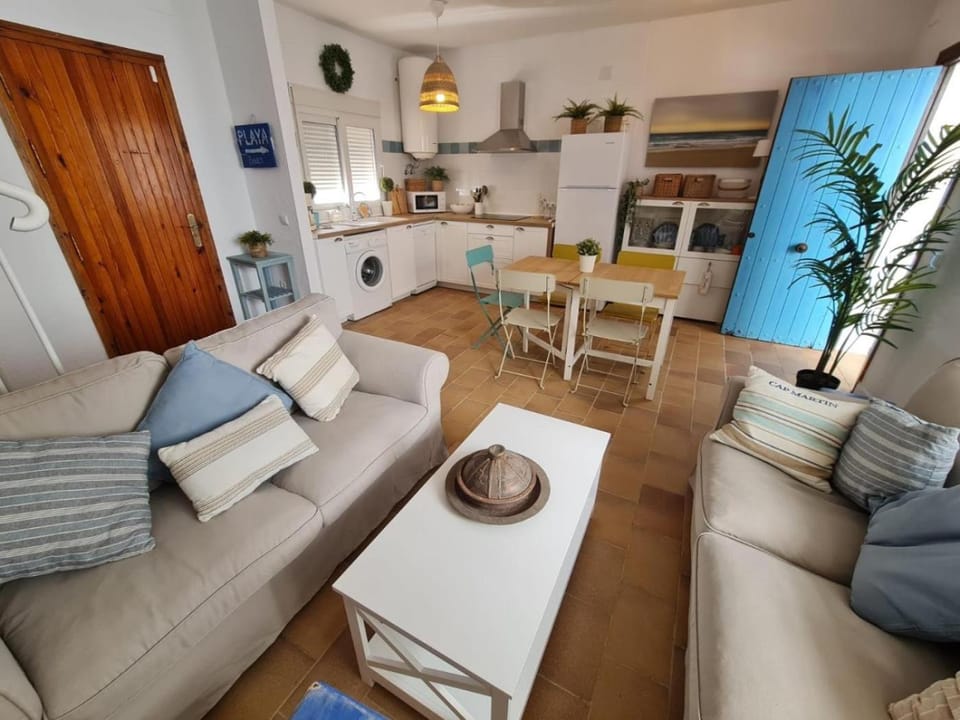 Kitchen or kitchenette, Living room, Dining area