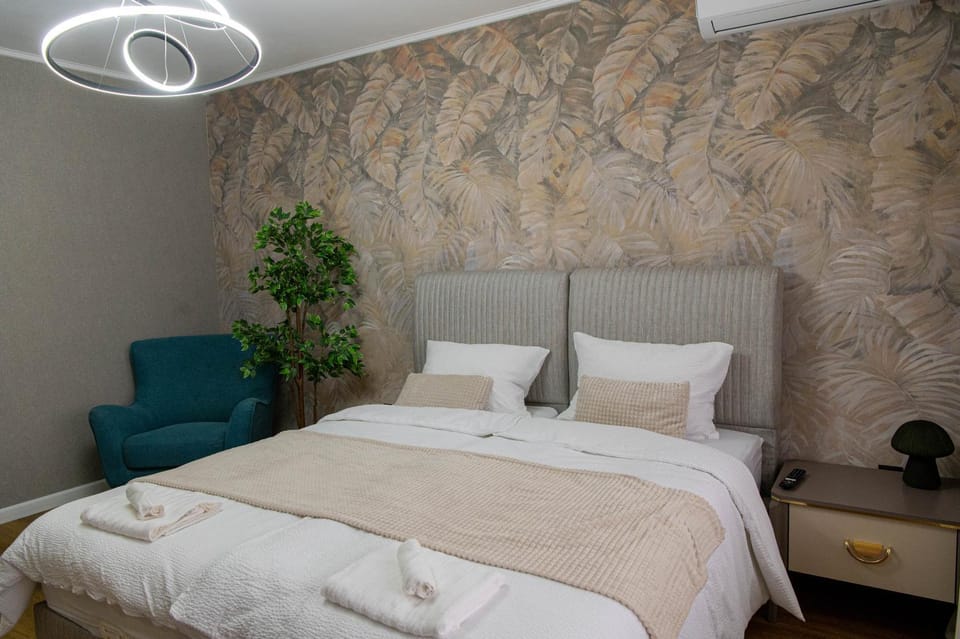 Bed, Photo of the whole room, Bedroom, towels