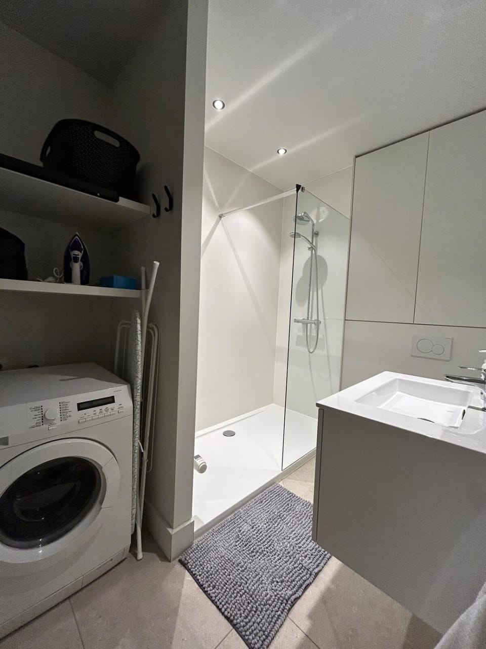 Shower, Bathroom, towels, washing machine