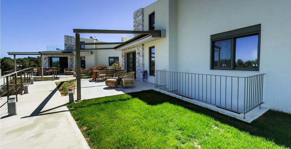Property building, Patio, Garden, Balcony/Terrace