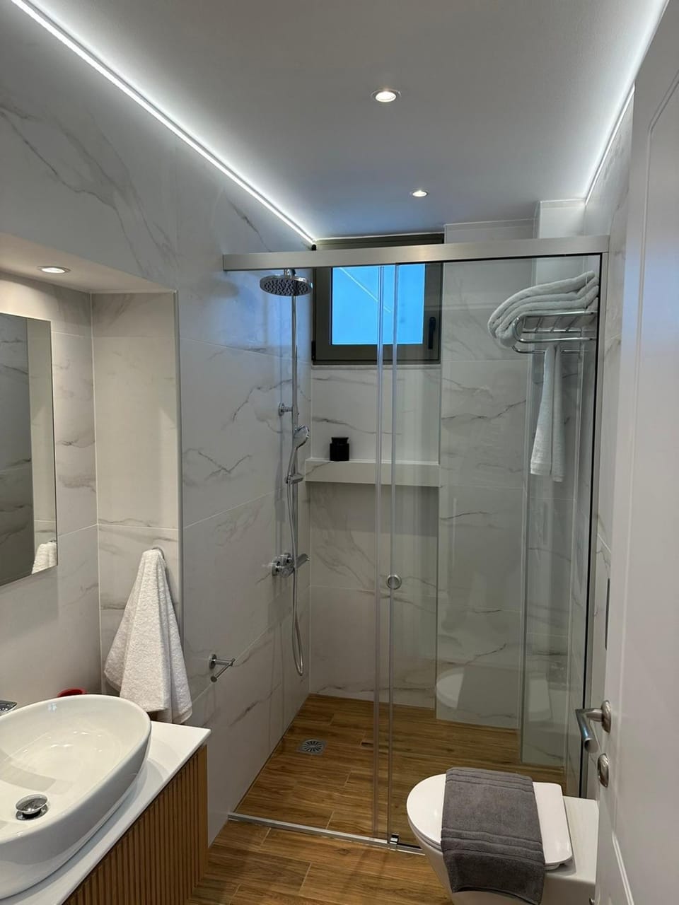 Shower, Toilet, Bathroom, towels