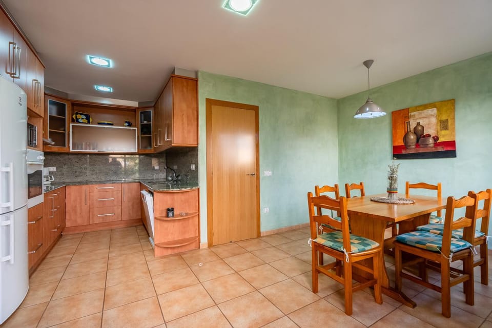 Kitchen or kitchenette, Dining area, dishwasher, stove