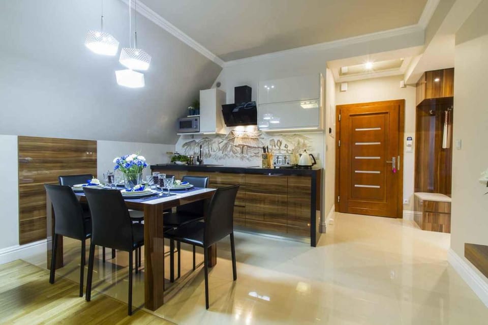 Kitchen or kitchenette, Dining area, oven