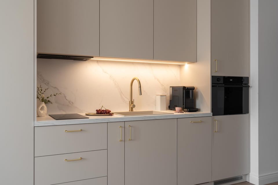 Coffee/tea facilities, Kitchen or kitchenette, stove