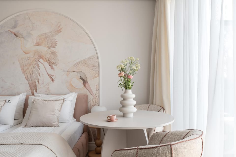 Bed, Living room, Photo of the whole room, Decorative detail, Seating area, Bedroom