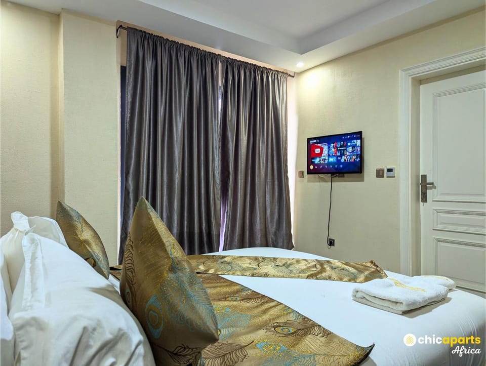 Bed, TV and multimedia, Photo of the whole room, Bedroom, towels