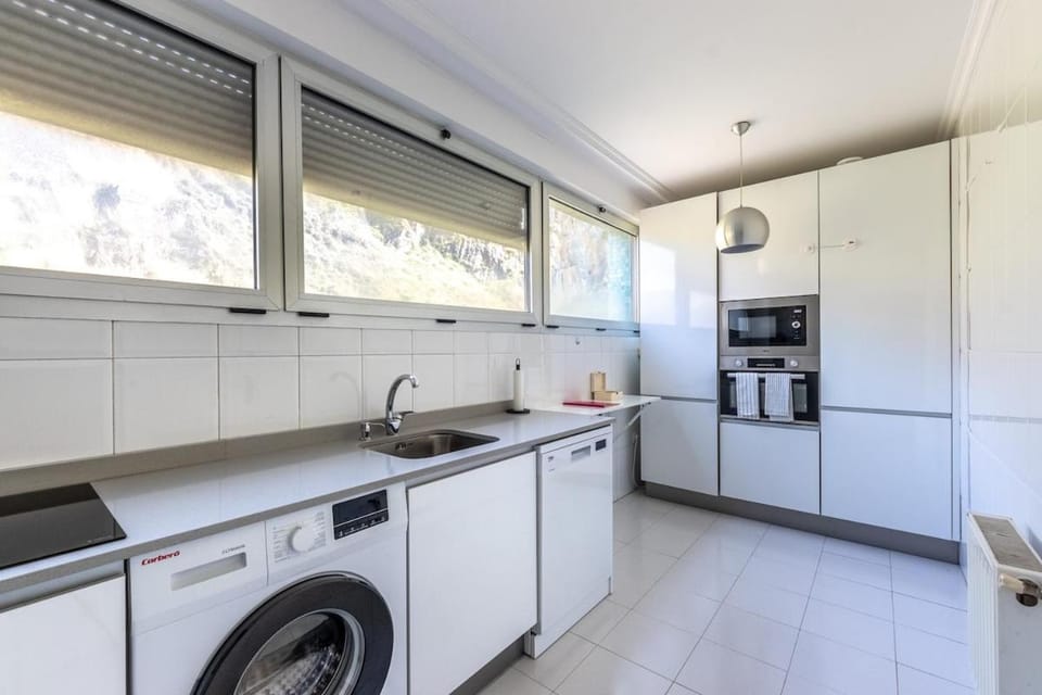 Coffee/tea facilities, Kitchen or kitchenette, dishwasher, oven, stove, toaster, washing machine