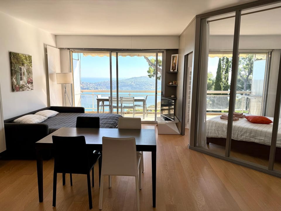 Bed, Natural landscape, View (from property/room), Balcony/Terrace, Living room, Photo of the whole room, Seating area, Dining area, Bedroom, Sea view