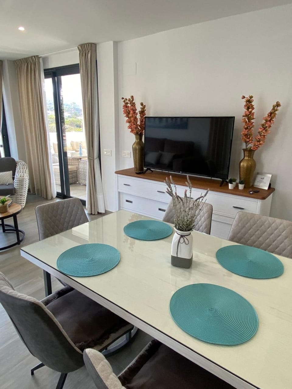 TV and multimedia, Seating area, Dining area