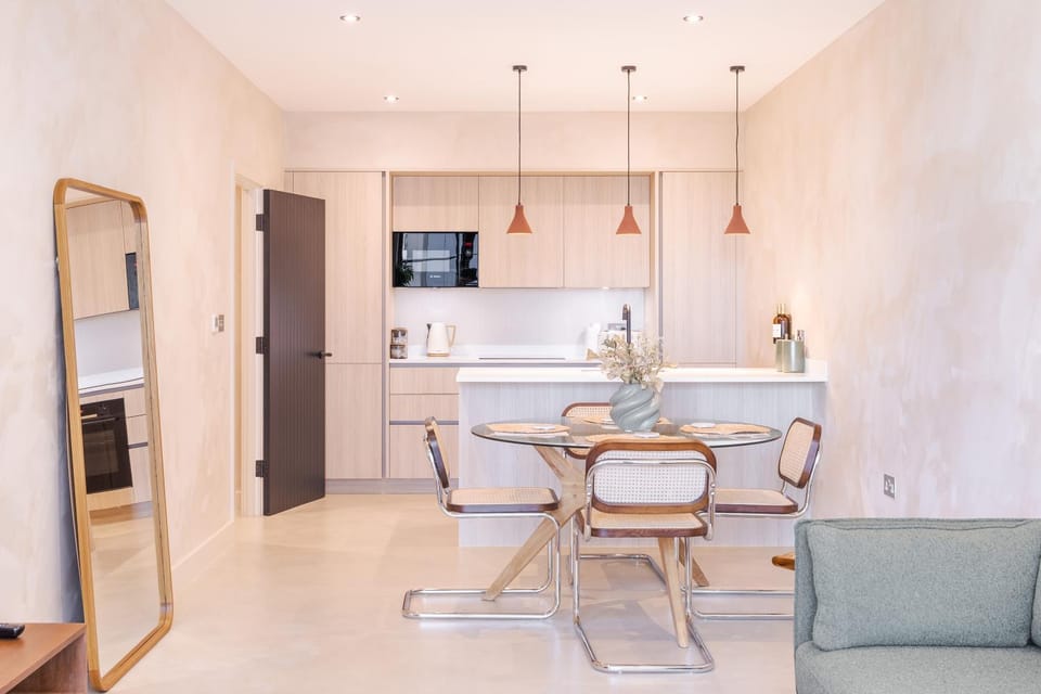 Kitchen or kitchenette, Dining area