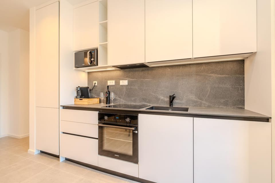 Kitchen or kitchenette, dishwasher, stove