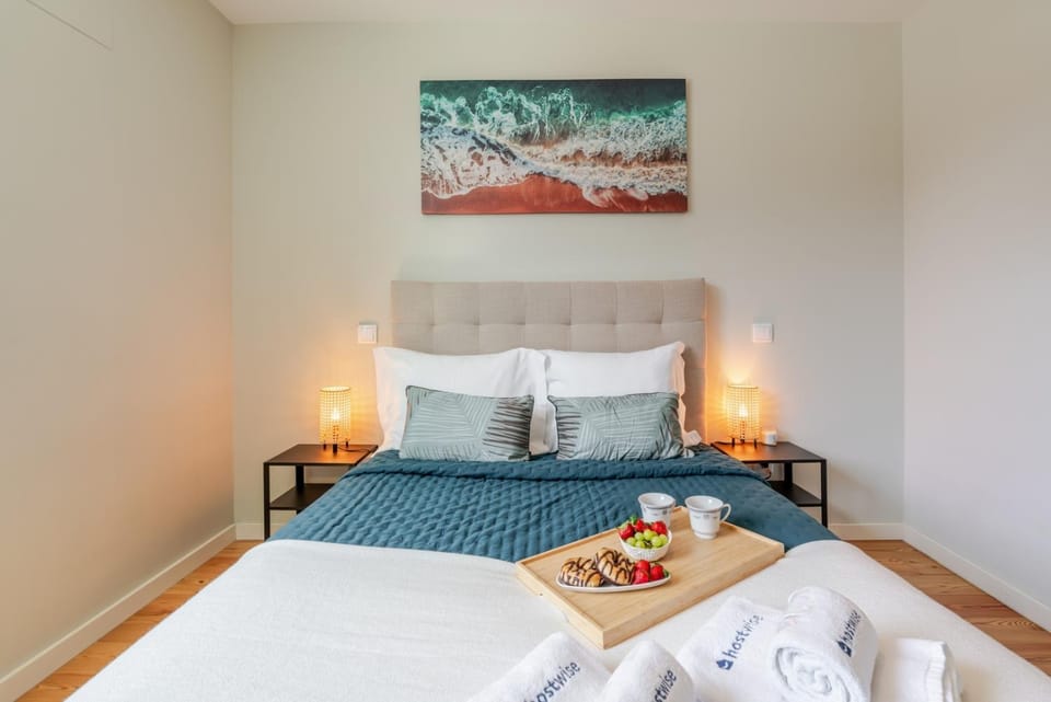 Bed, Bedroom, towels