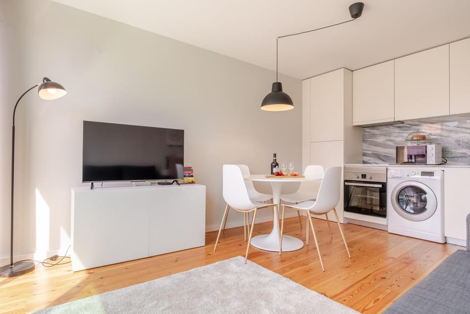 TV and multimedia, Coffee/tea facilities, Kitchen or kitchenette, Living room, Dining area, dishwasher, oven, stove, toaster, washing machine, dryer