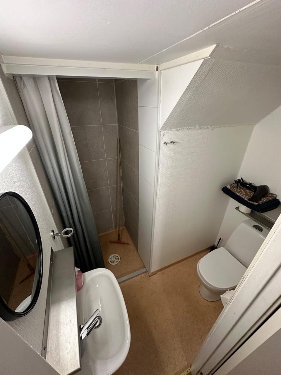 Shower, Toilet, Bathroom, towels