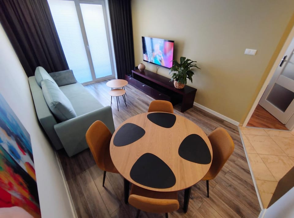 TV and multimedia, Living room, Seating area, Dining area