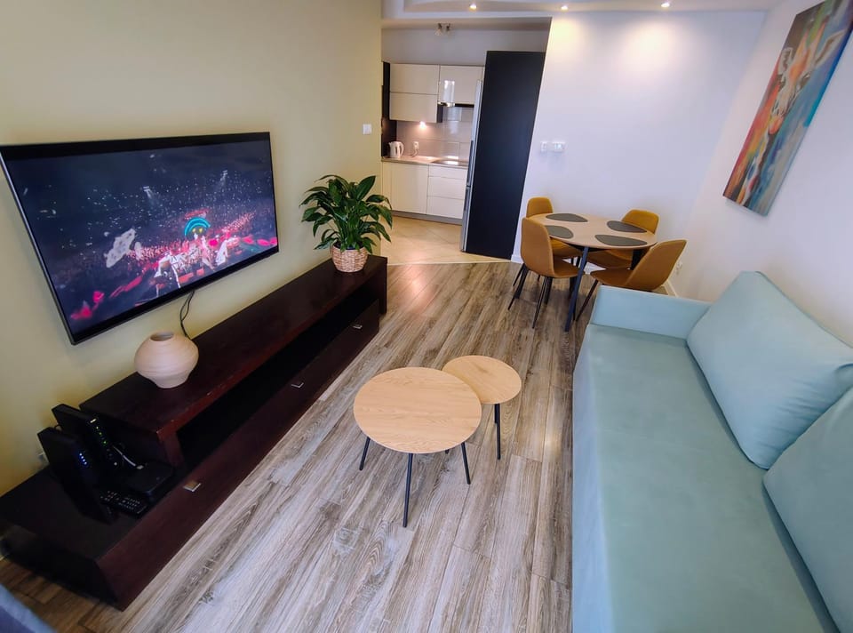 TV and multimedia, Living room, Seating area, Dining area