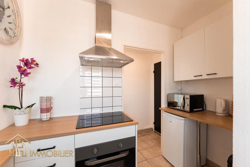Coffee/tea facilities, Kitchen or kitchenette, oven, stove, toaster