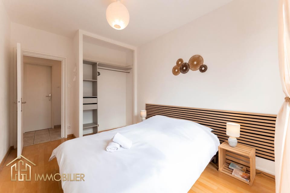 Bed, Photo of the whole room, towels, wardrobe