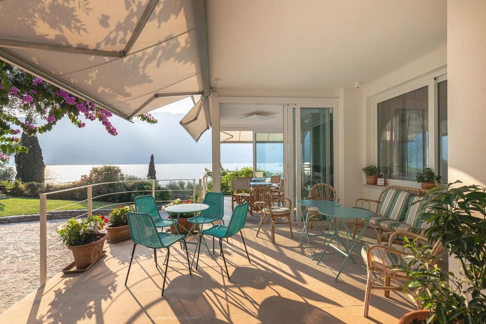 Patio, Restaurant/places to eat, Spring, Natural landscape, Garden, View (from property/room), Balcony/Terrace, Seating area, Garden view, Lake view