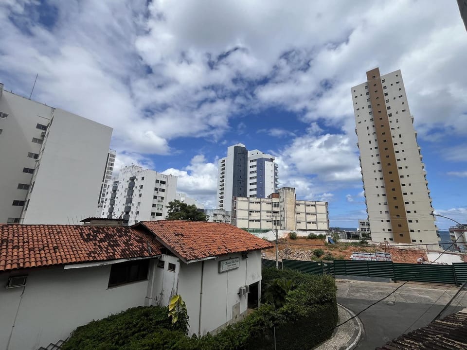 Quarto com varanda privada a 160 metros da Praia do Farol da barra 2 House in Salvador
