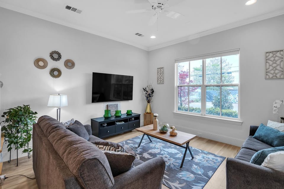 Modern 3BR in Bishop Arts - Walk to Shops & Dining Duplex Apartment in Dallas