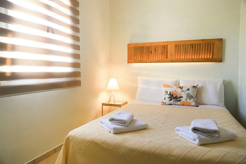 Bed, Bedroom, towels