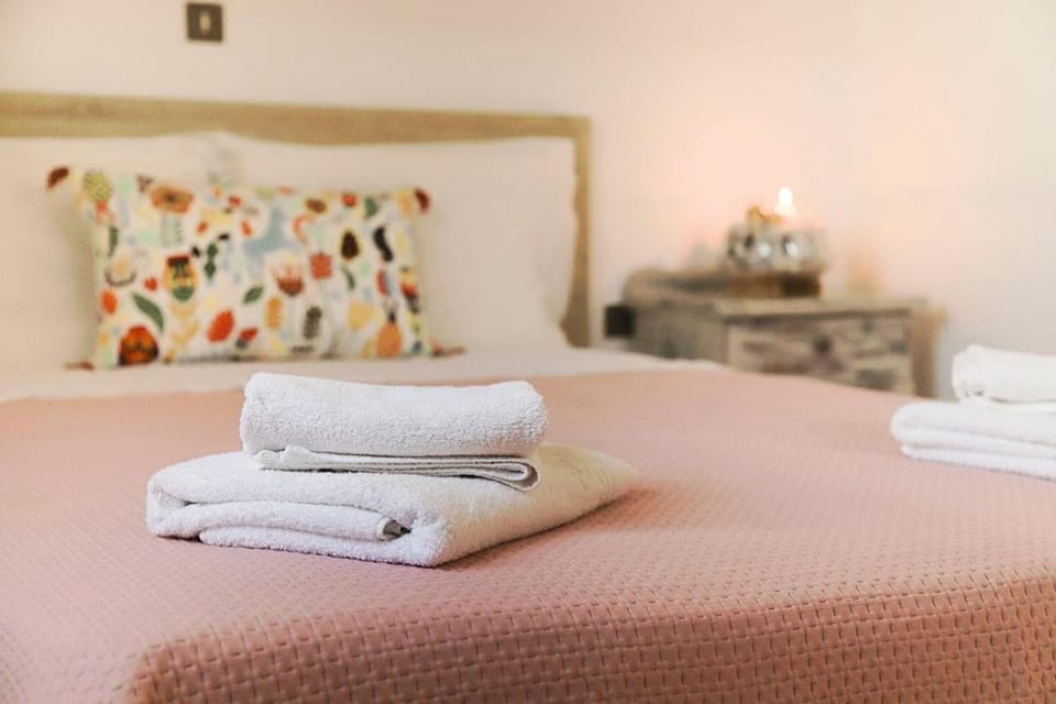 Bed, Bedroom, towels