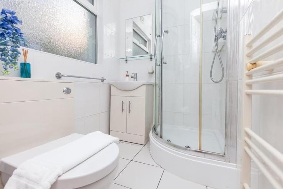 New Snug nearby the Level Apartment in Brighton