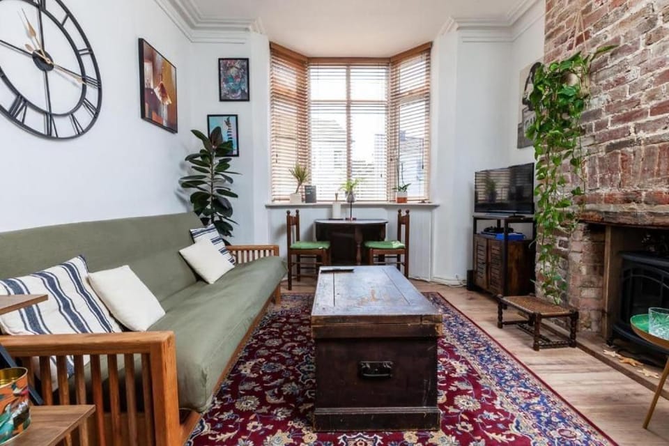 New Snug nearby the Level Apartment in Brighton