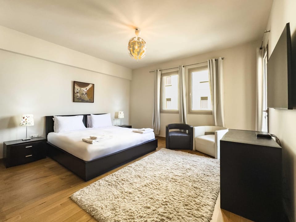Bed, TV and multimedia, Bedroom