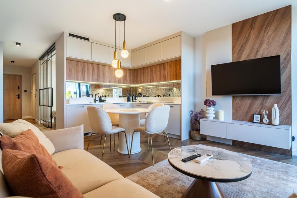 TV and multimedia, Kitchen or kitchenette, Living room, Seating area, Dining area